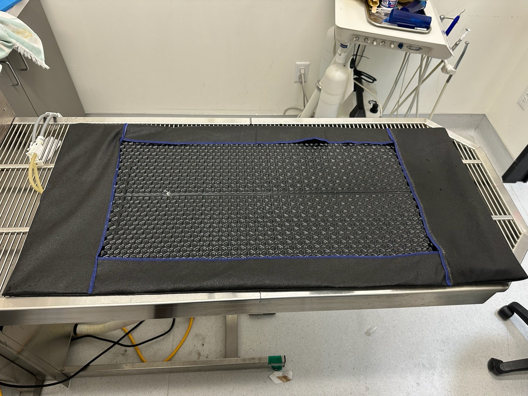 Claw-Proof Veterinary Water Heat Mat Cover with Anti-slip base corners